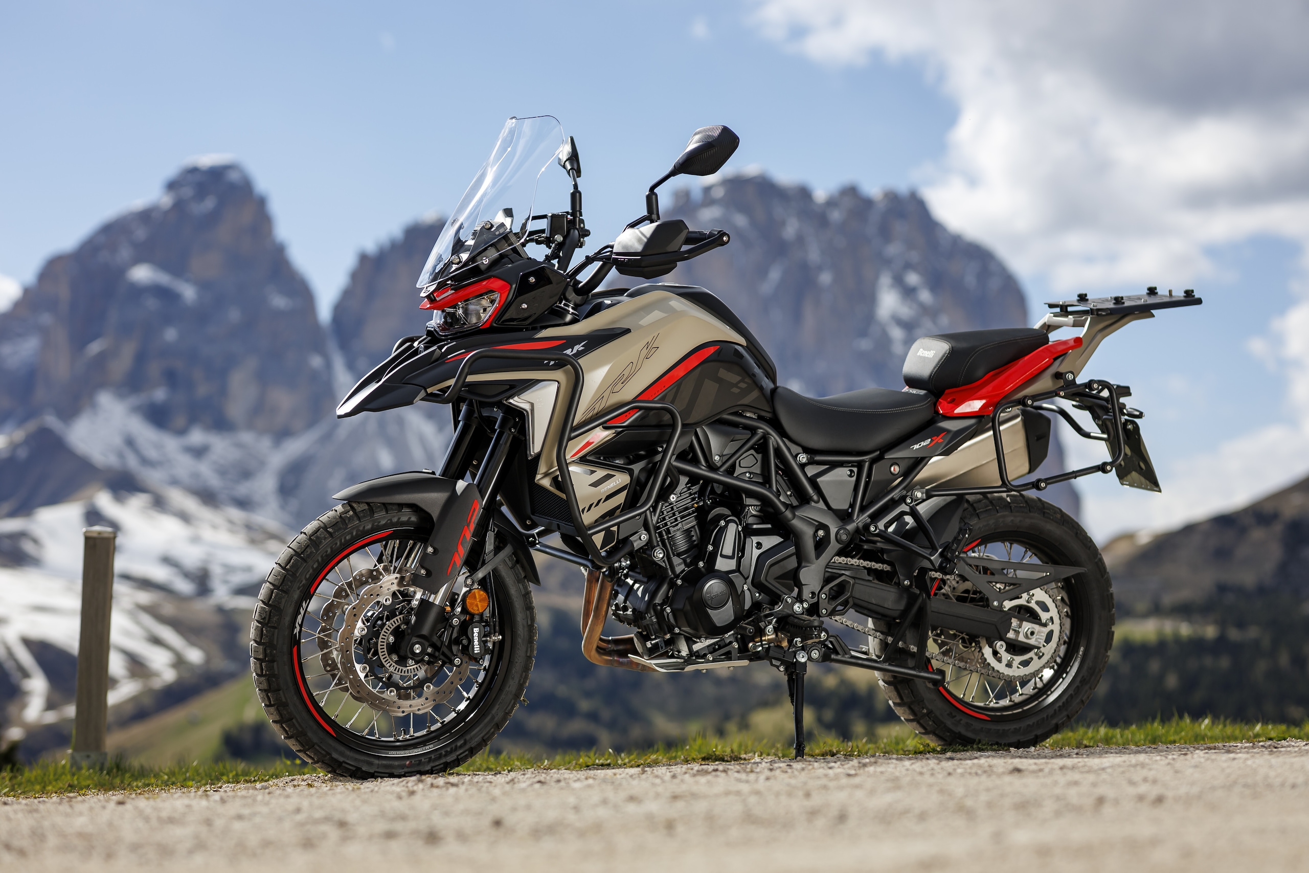 | Benelli TRK 702 / TRK 702 X – Unità vendute 161. La moto più venduta del 2024 (grande assente nei primi sei mesi del 2025) a luglio torna a farsi vedere in classifica in 2° posizione, ma è ad agosto che torna a farsi incoronare regina. L'adventure versatile è pensata per affrontare ogni tipologia di percorso, sia su asfalto che in off-road. Ma c’è da dire che, anno dopo anno, si presenta sempre di più come una moto matura, ideale per chi desidera solidità e facilità di utilizzo anche grazie ai 76 CV del motore. E con un prezzo davvero competitivo: 7.490 euro.