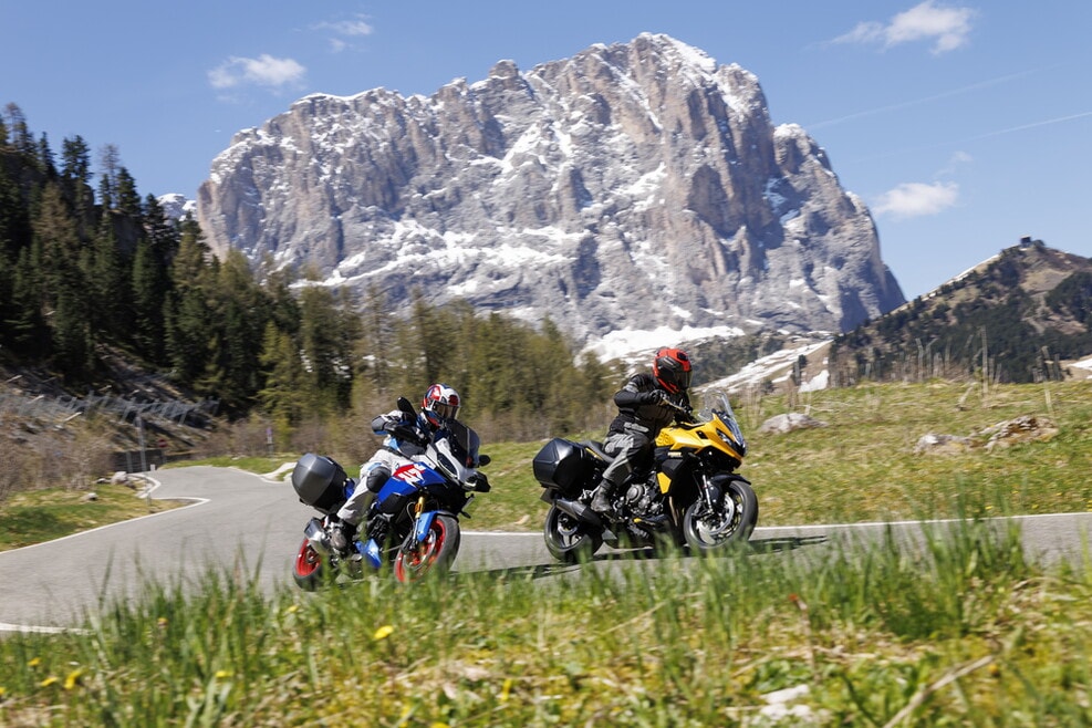 BMW F 900 XR vs Triumph Tiger Sport 800: le foto della sfida | Alpen Masters 2025