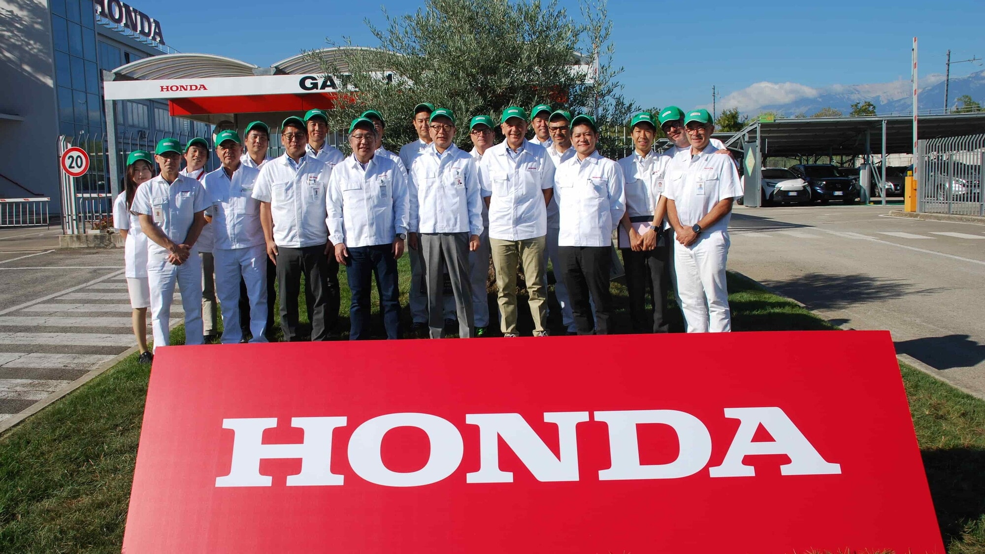 Honda: il Presidente Toshihiro Mibe in visita ad Atessa