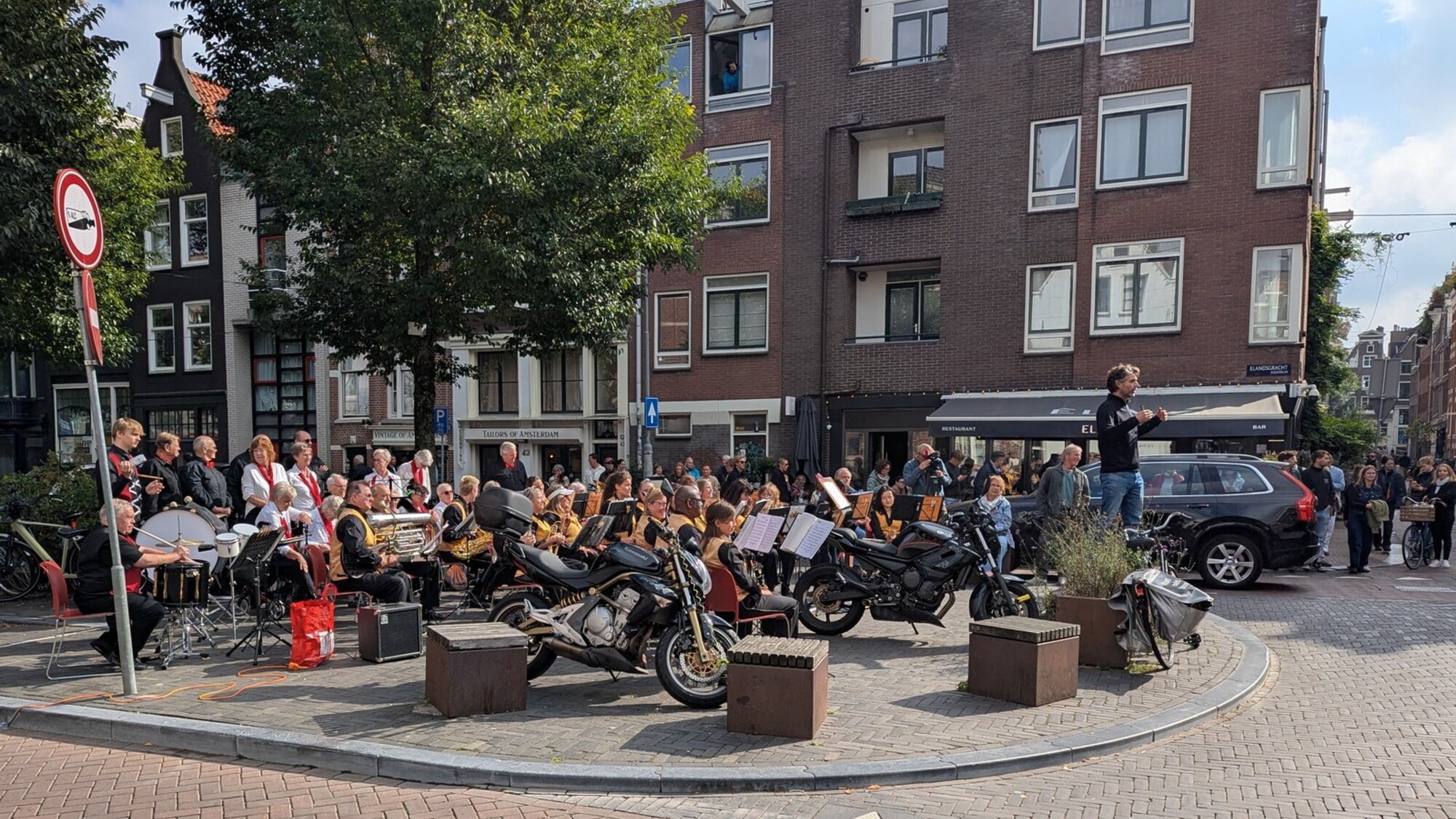 Nel centro di Amsterdam un'orchestra suona tra le moto!
