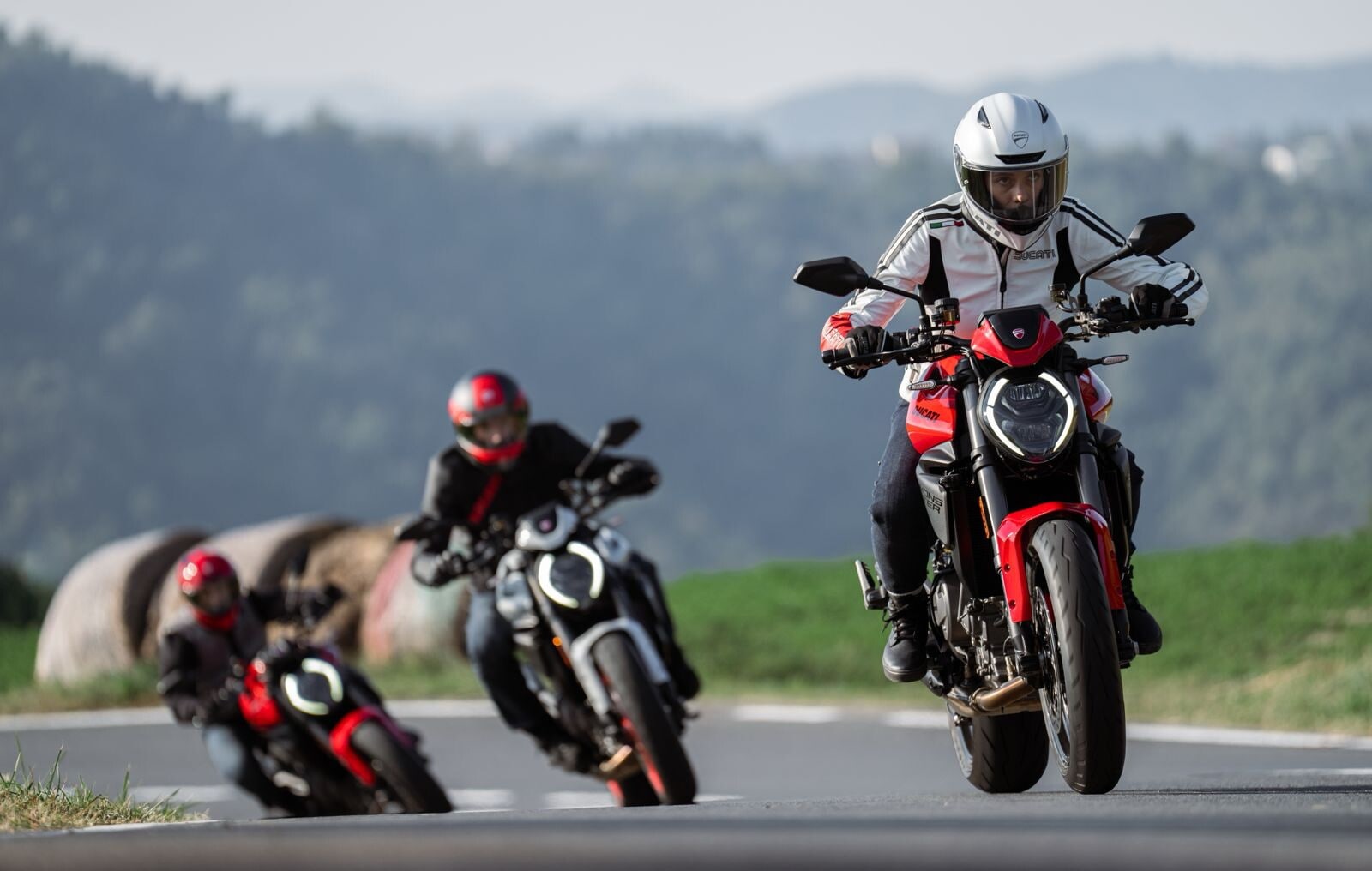 Ducati Monster 2026: le foto