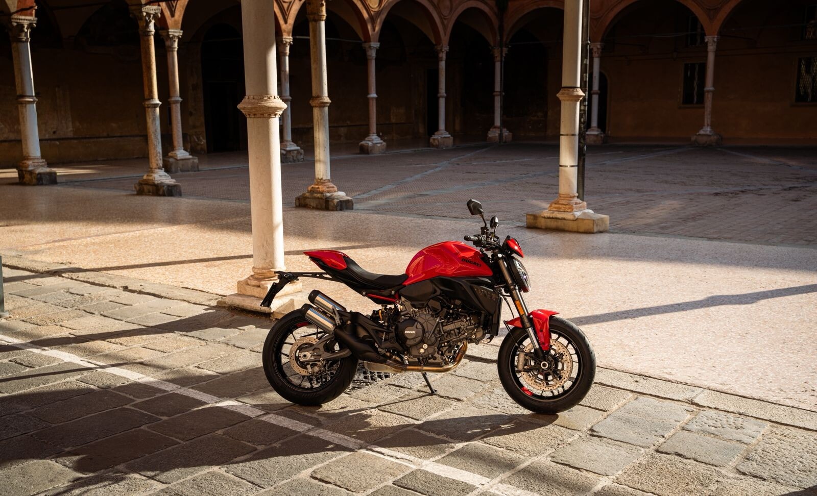 Ducati Monster 2026: le foto