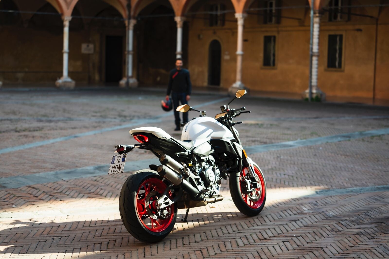 Ducati Monster 2026: le foto
