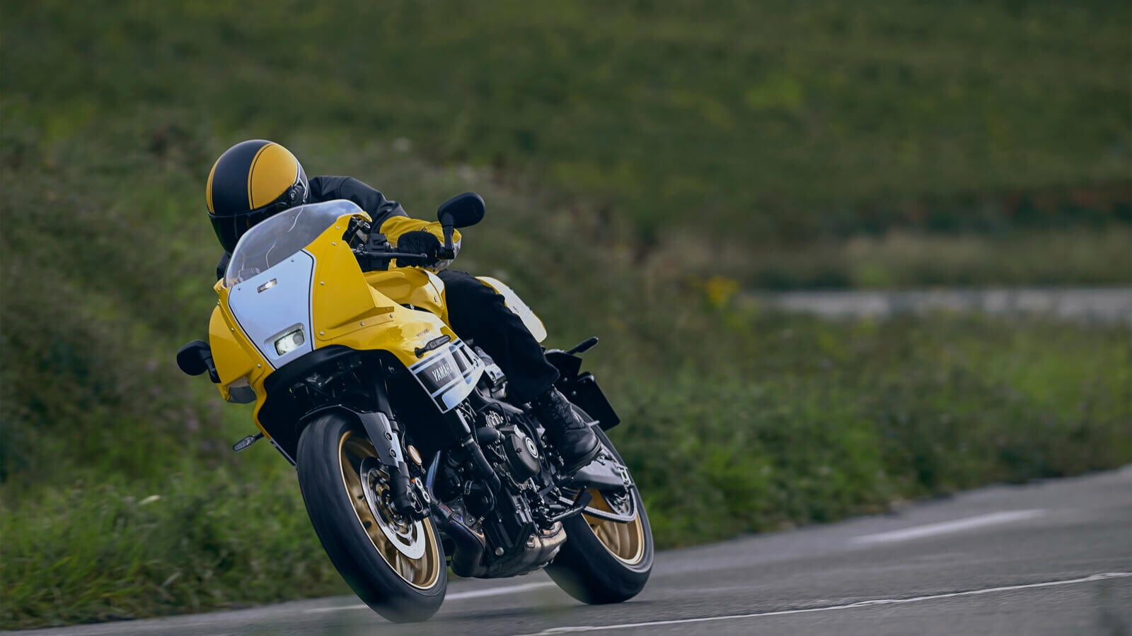 Yamaha XSR900 GP 2026: le foto