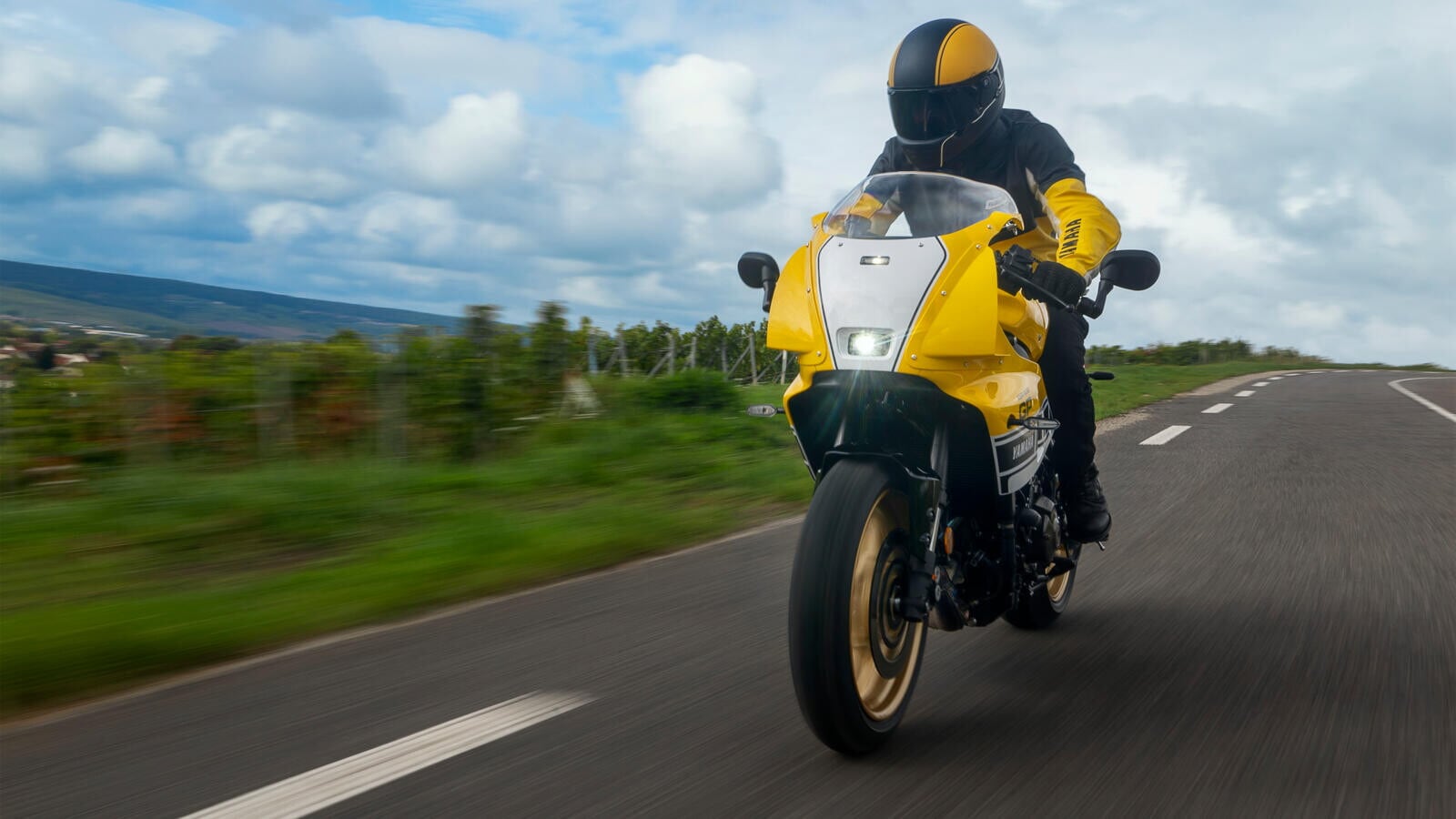 Yamaha XSR900 GP 2026: le foto