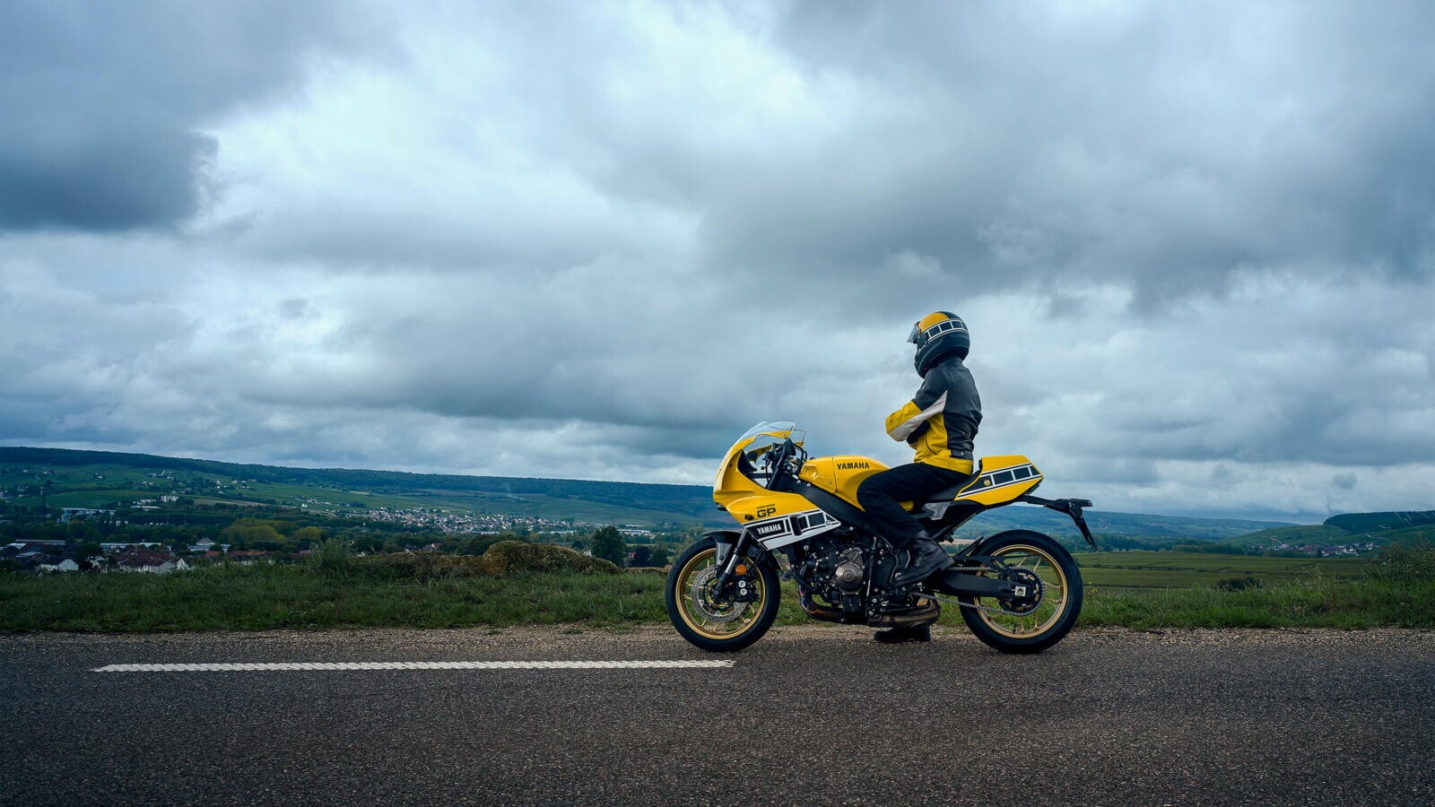 Yamaha XSR900 GP 2026: le foto