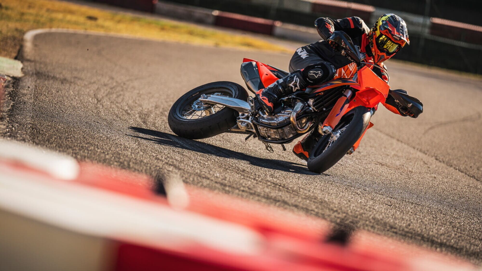 KTM 450 SMR 2026: più precisa, leggera, pronta a demolire i tempi in pista