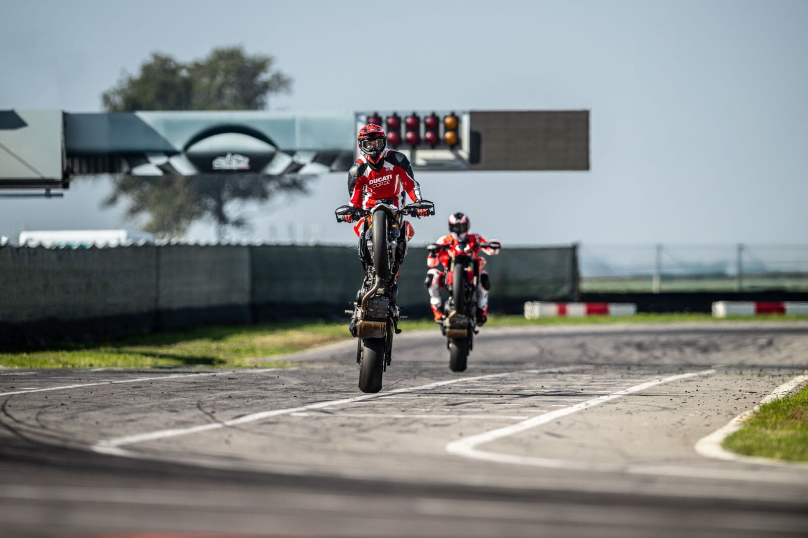 Ducati Hypermotard V2 e SP: le foto della novità presentata ad EICMA 2025