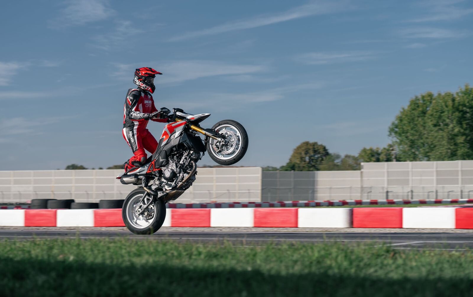 Ducati Hypermotard V2 e SP: le foto della novità presentata ad EICMA 2025