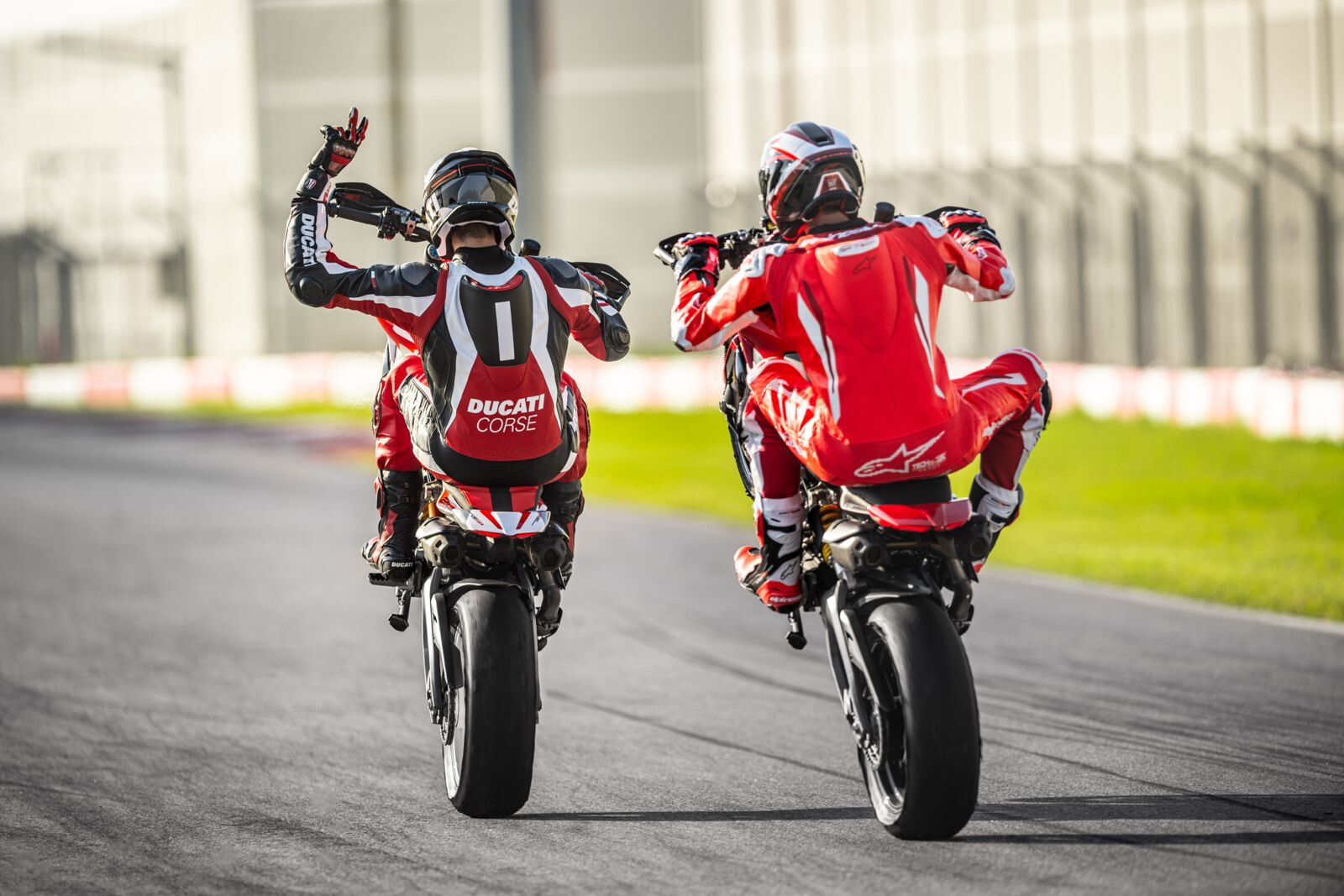 Ducati Hypermotard V2 e SP: le foto della novità presentata ad EICMA 2025