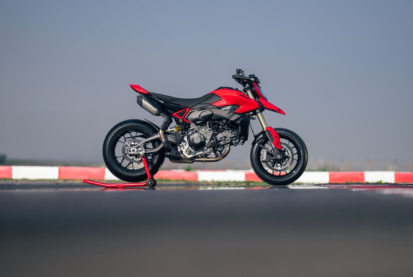 Ducati Hypermotard V2 e SP: le foto della novità presentata ad EICMA 2025