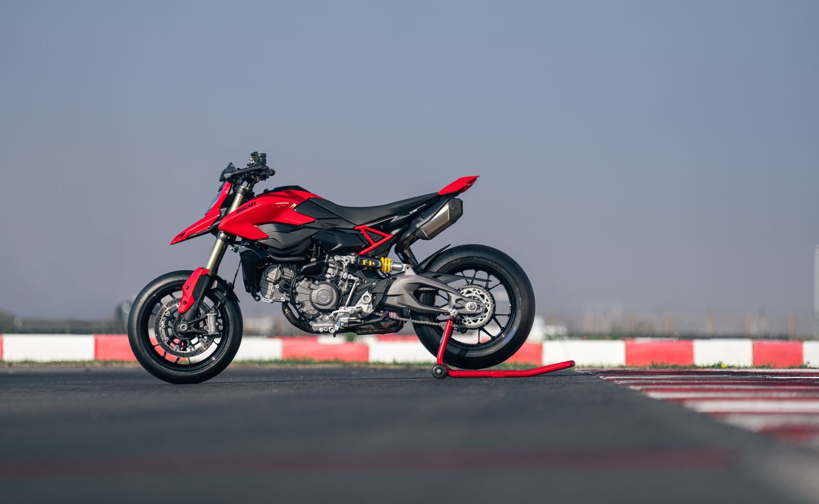 Ducati Hypermotard V2 e SP: le foto della novità presentata ad EICMA 2025