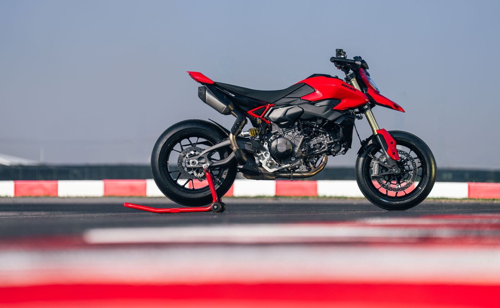 Ducati Hypermotard V2 e SP: le foto della novità presentata ad EICMA 2025