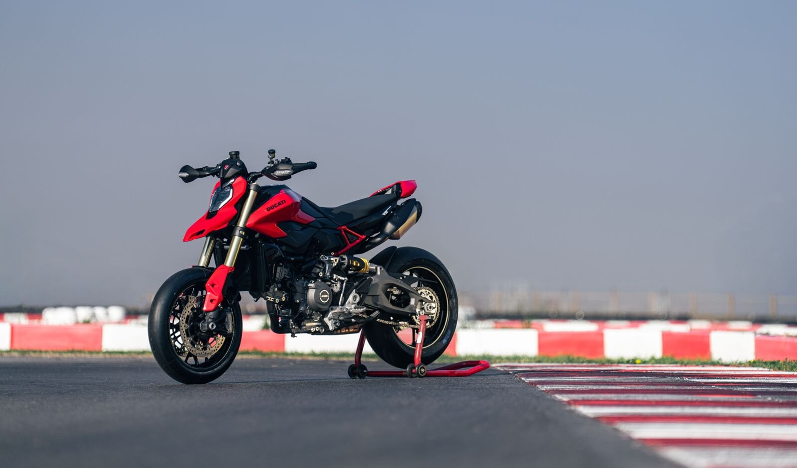 Ducati Hypermotard V2 e SP: le foto della novità presentata ad EICMA 2025