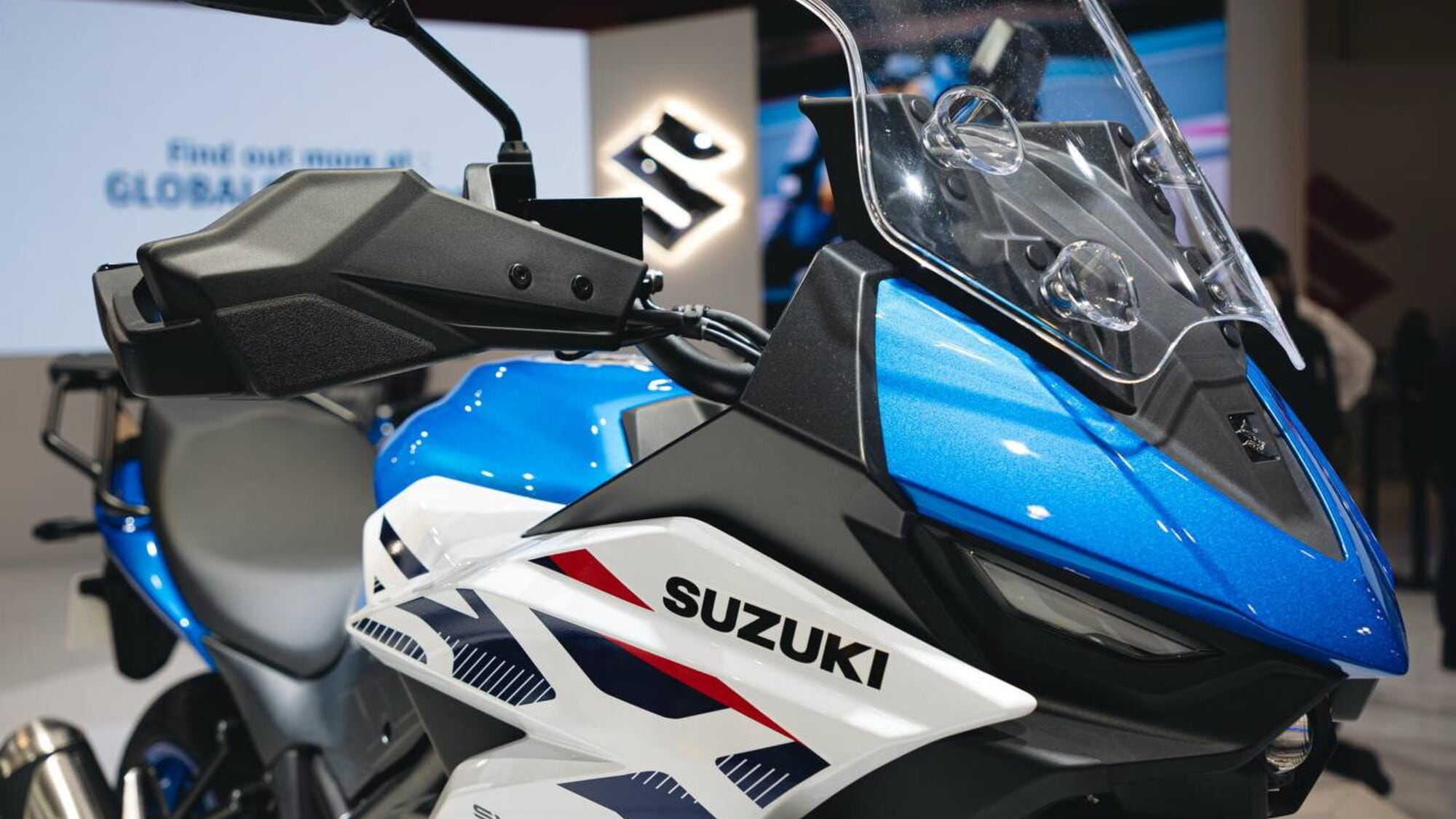 EICMA 2025, Suzuki SV-7GX: la crossover stradale col bicilindrico a V