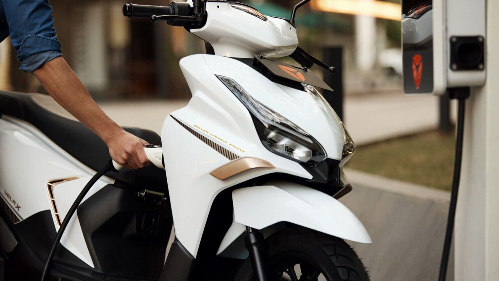 Yadea a EICMA 2025: ecco Velax, Keeness e il nuovo ecosistema di ricarica