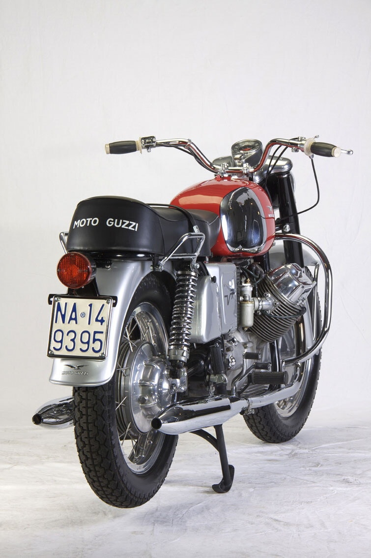 Moto Guzzi V7 700 del 1967: foto
