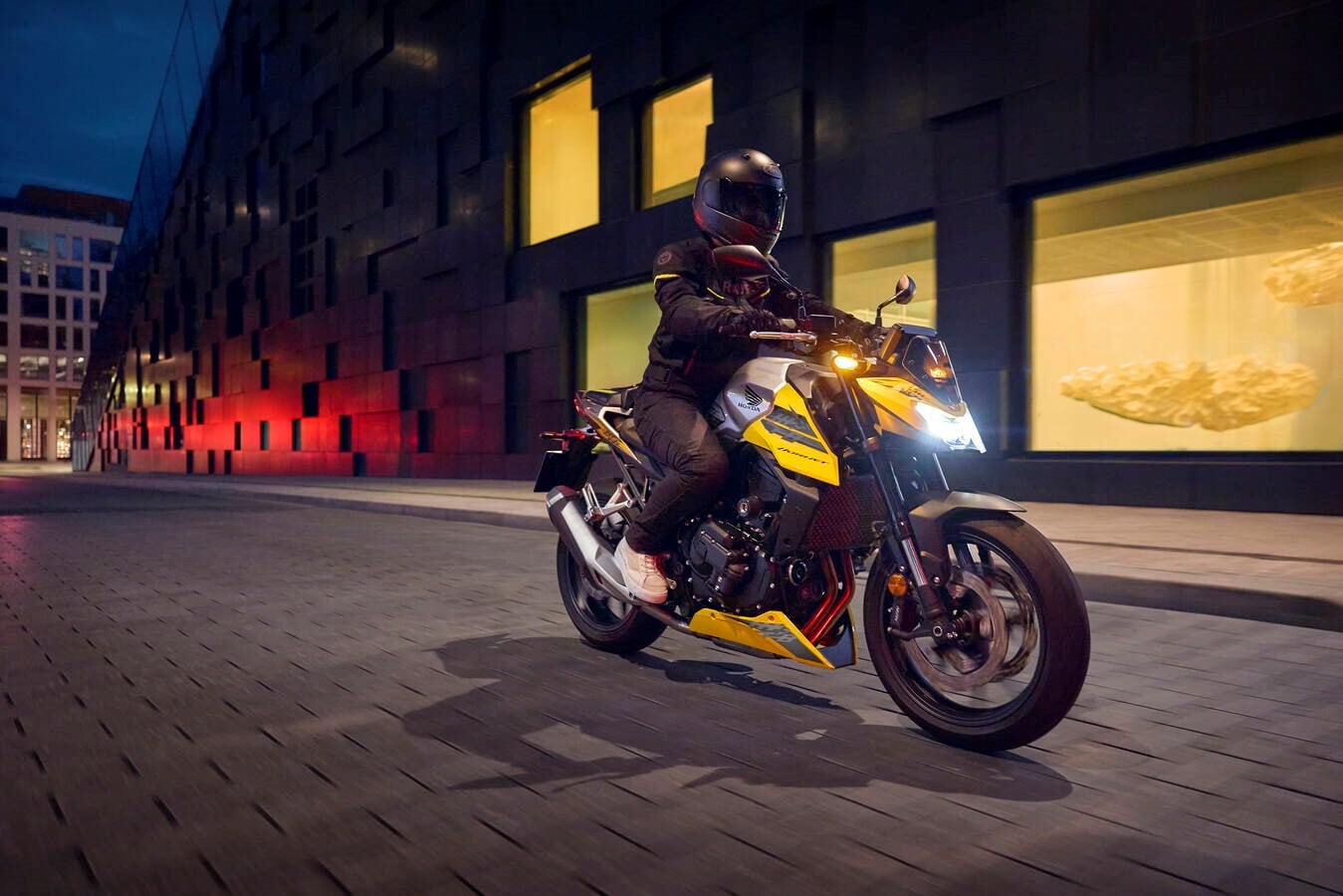 Honda CB750 Hornet: le immagini della versione 2026