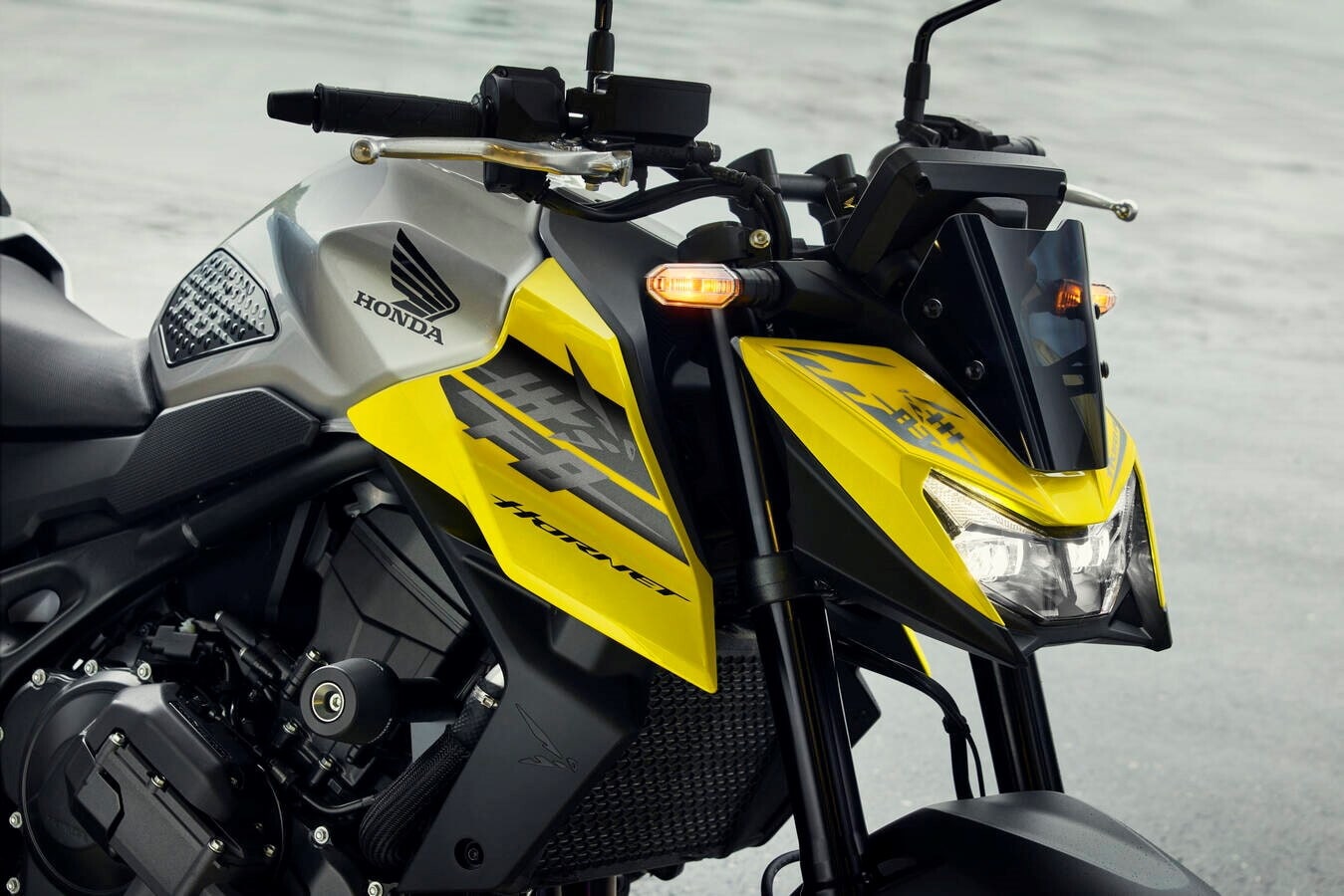 Honda CB750 Hornet: le immagini della versione 2026