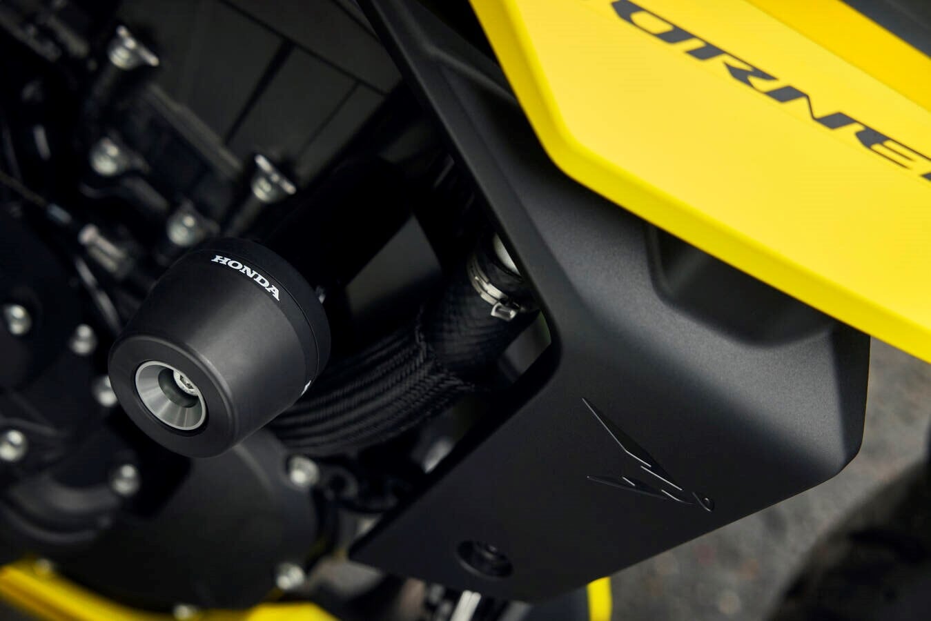 Honda CB750 Hornet: le immagini della versione 2026