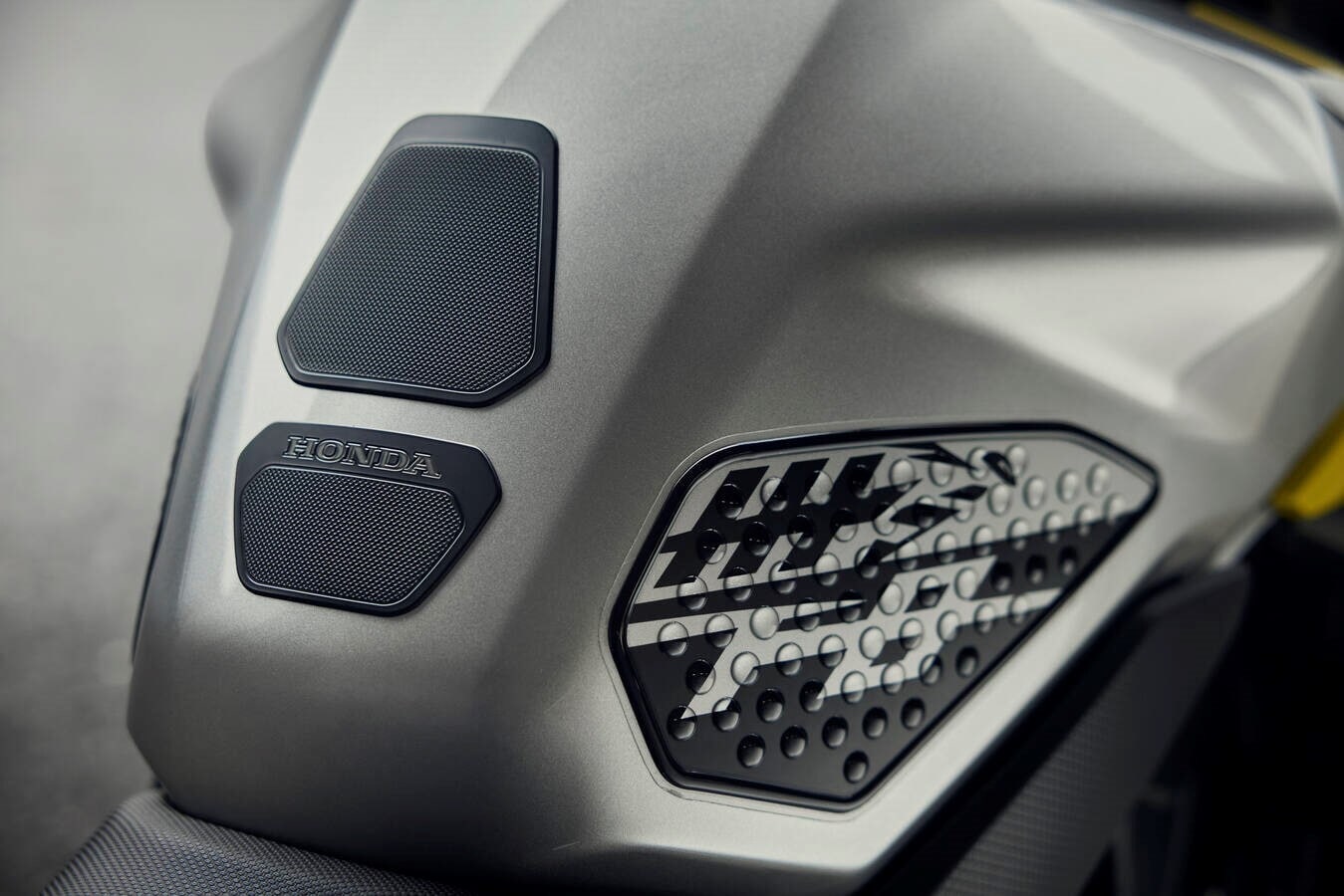 Honda CB750 Hornet: le immagini della versione 2026