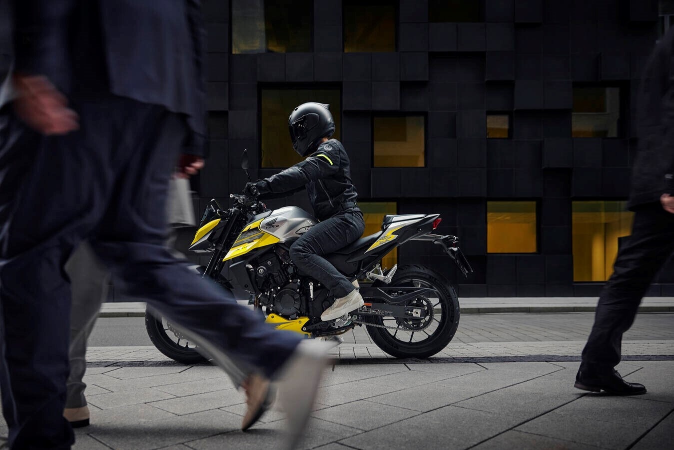 Honda CB750 Hornet: le immagini della versione 2026