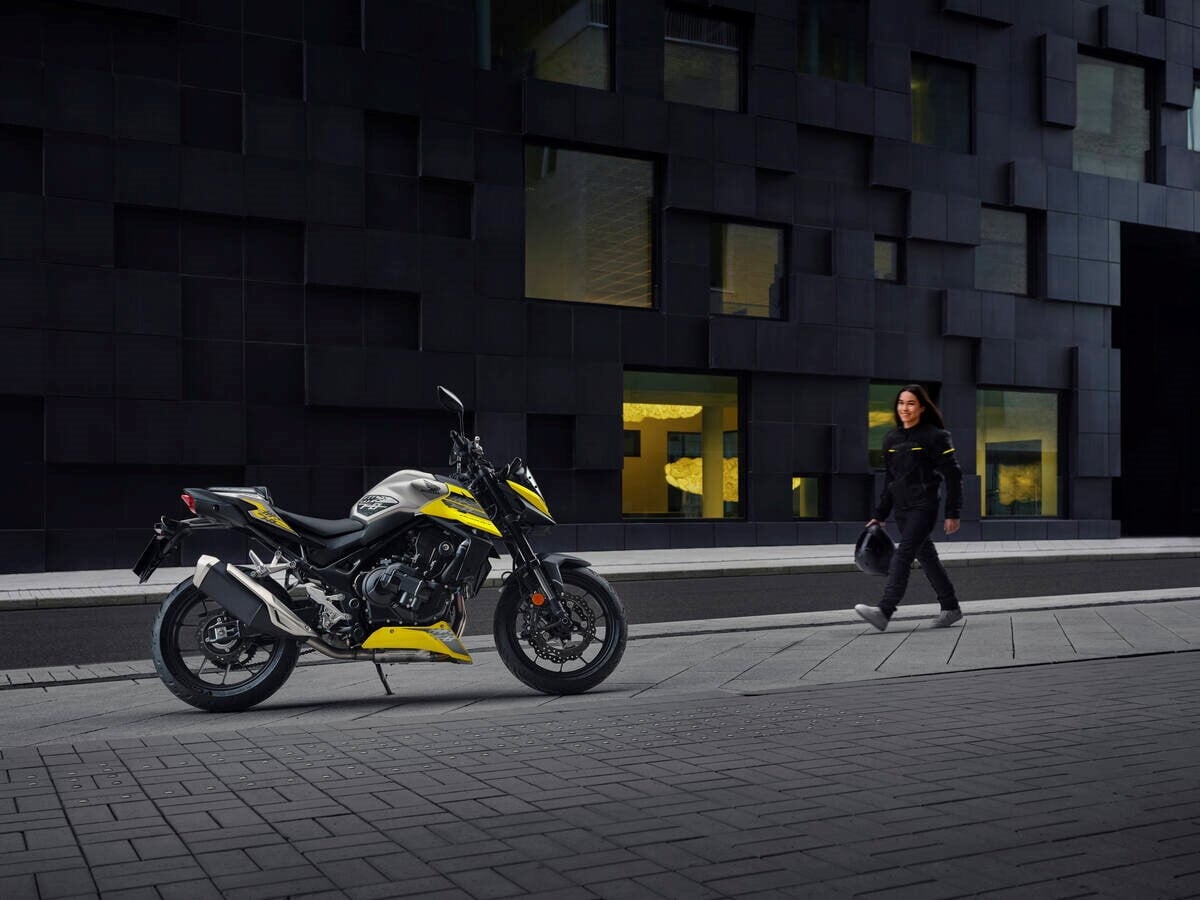 Honda CB750 Hornet: le immagini della versione 2026