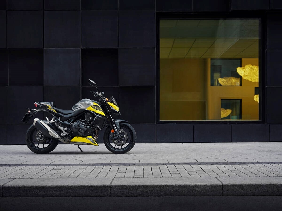 Honda CB750 Hornet: le immagini della versione 2026