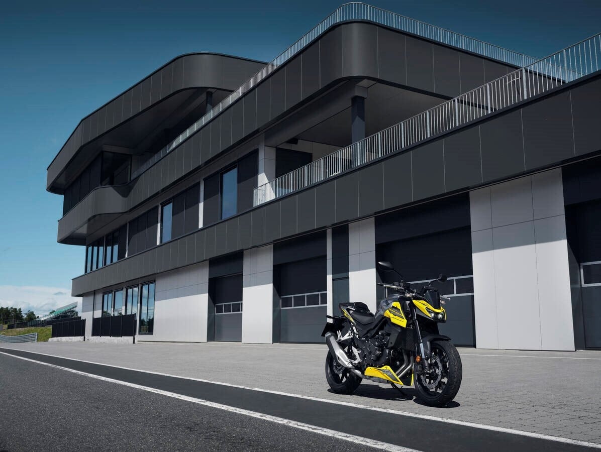 Honda CB750 Hornet: le immagini della versione 2026