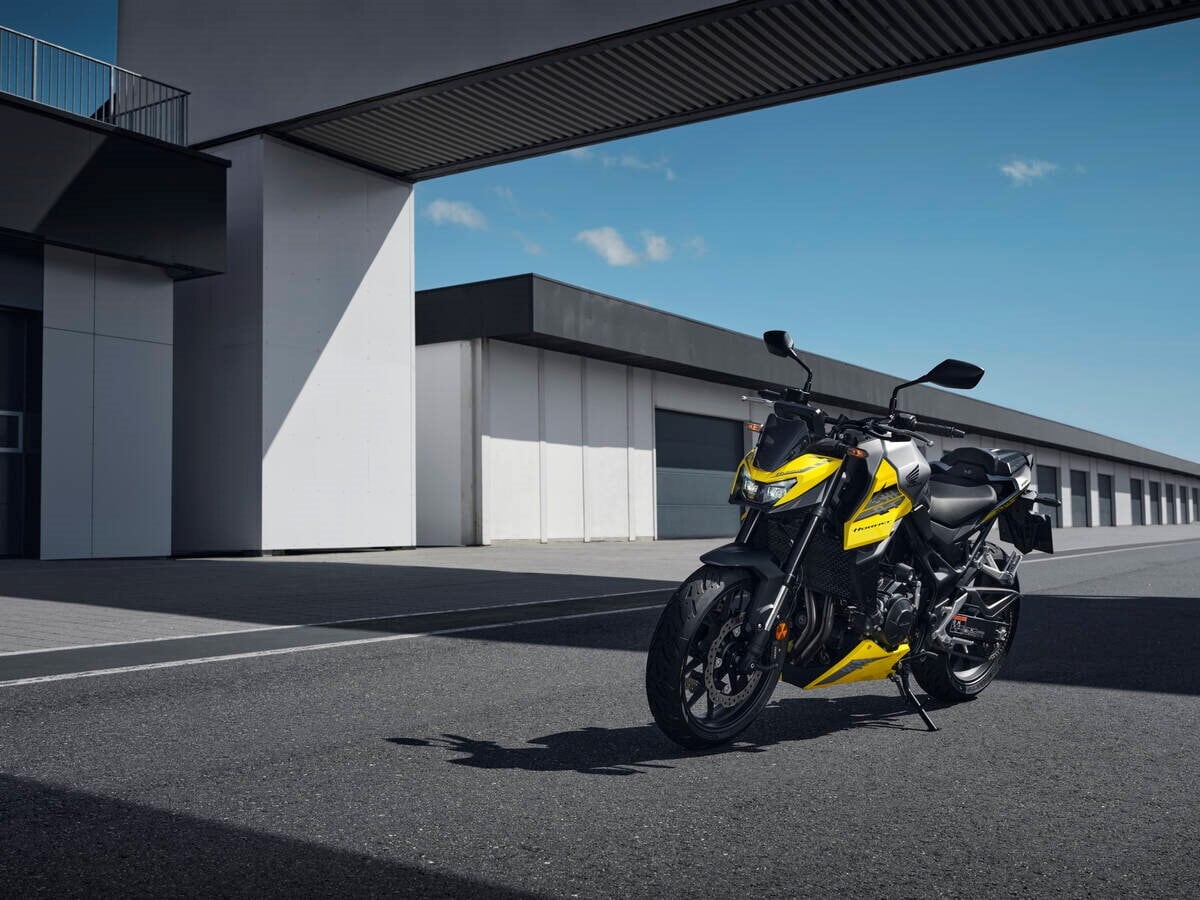 Honda CB750 Hornet: le immagini della versione 2026