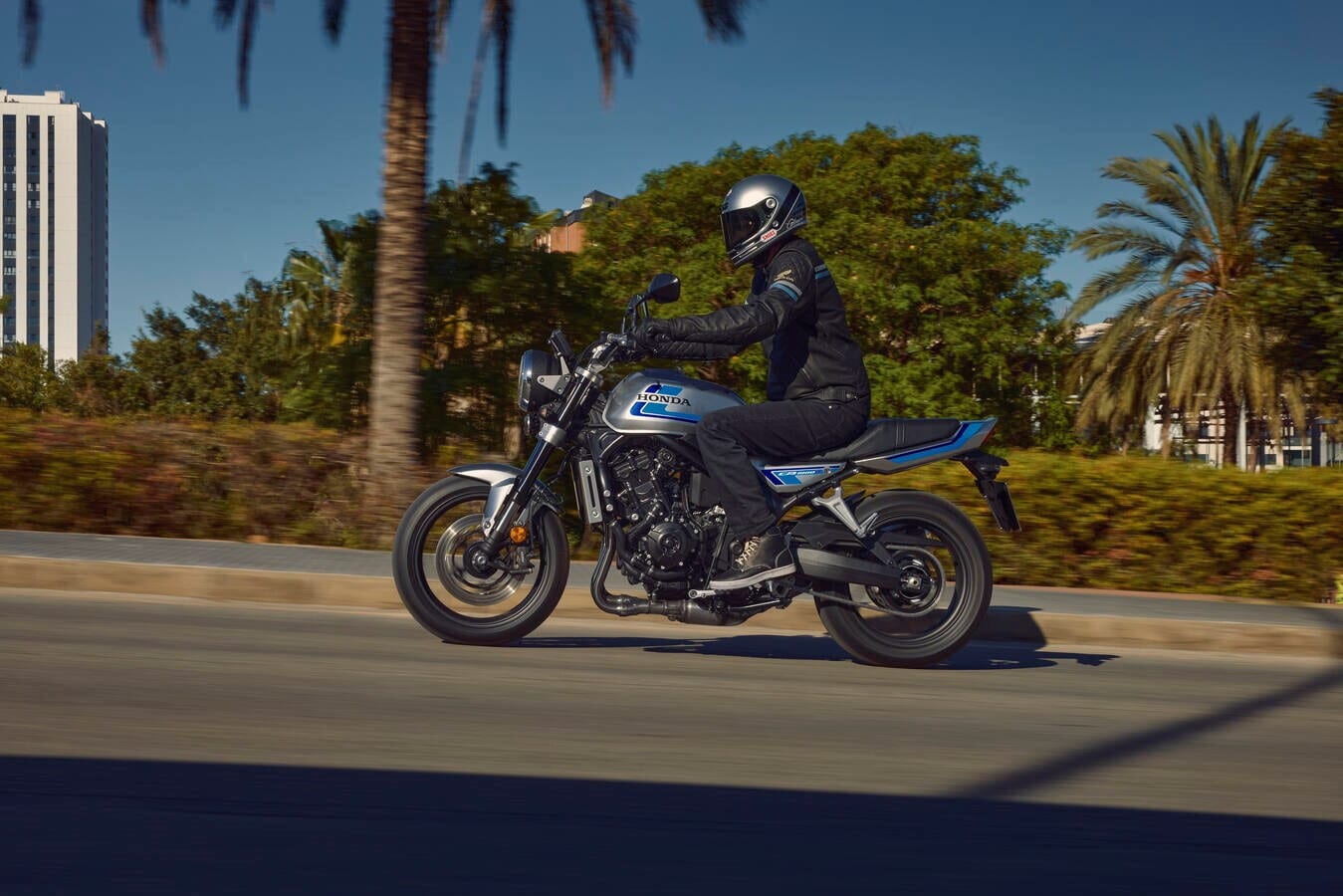 Honda CB1000F: le foto della roadster anni ’80 in versione 2026