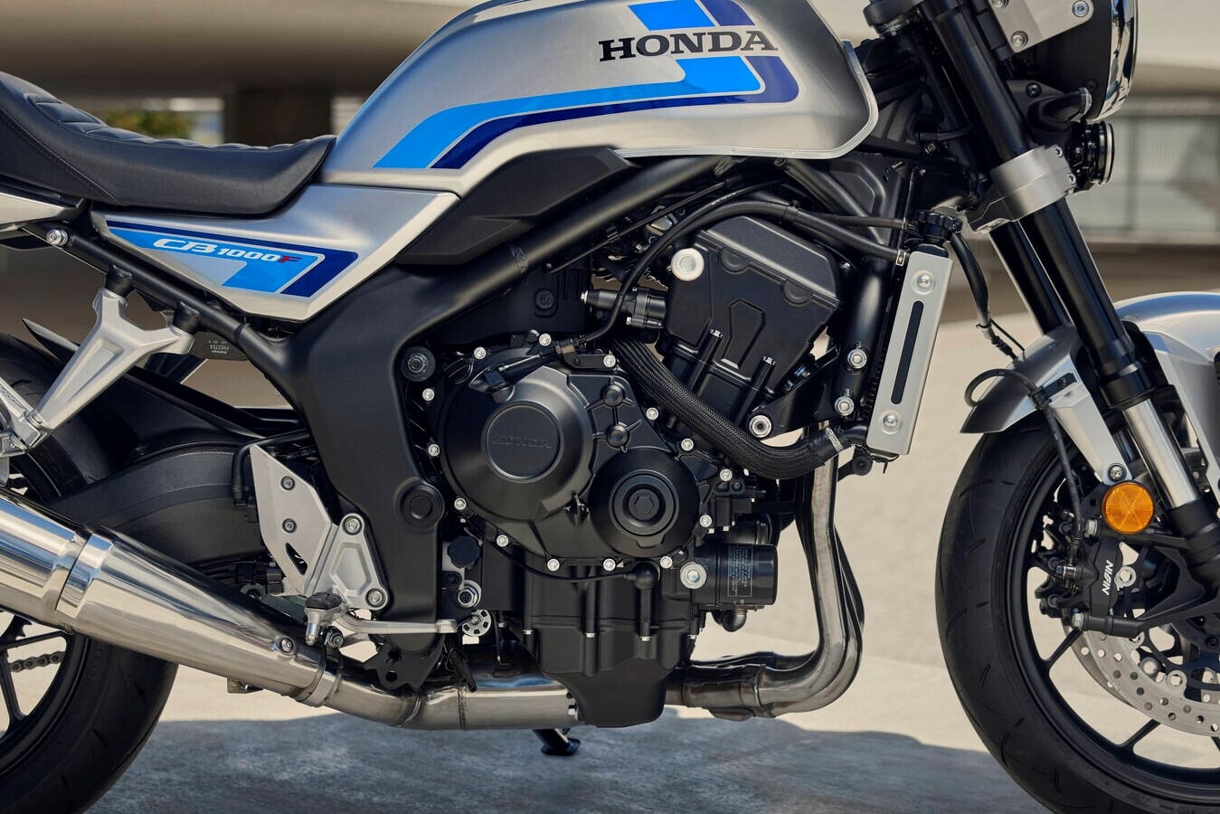 Honda CB1000F: le foto della roadster anni ’80 in versione 2026