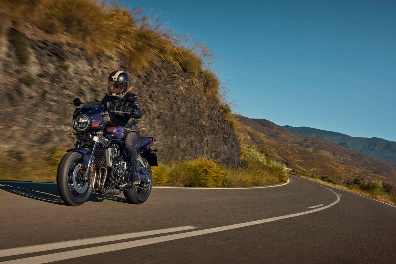 Honda CB1000F: le foto della roadster anni ’80 in versione 2026