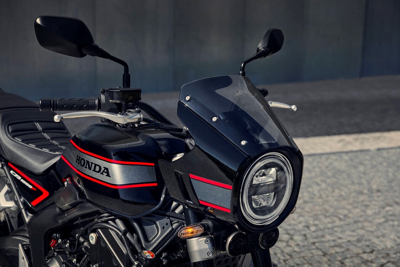 Honda CB1000F: le foto della roadster anni ’80 in versione 2026