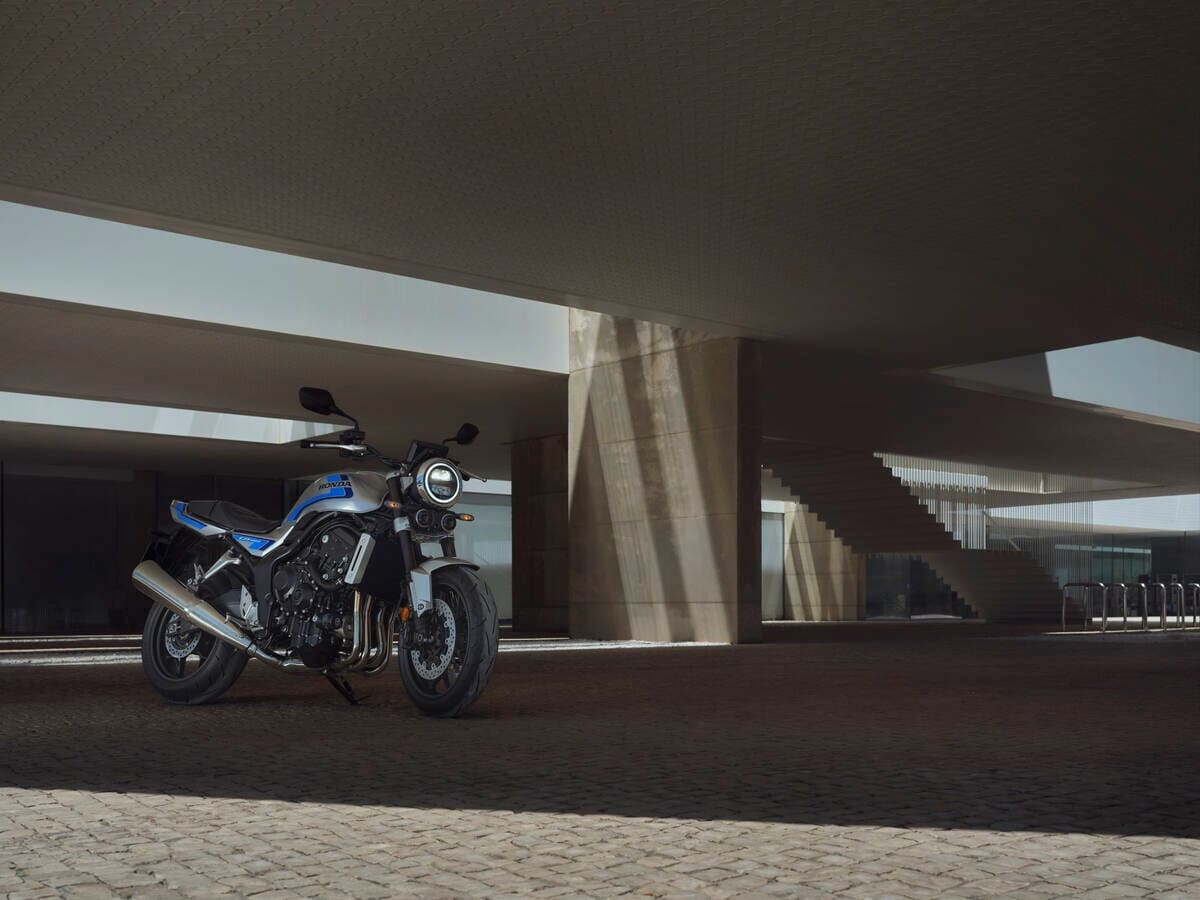 Honda CB1000F: le foto della roadster anni ’80 in versione 2026