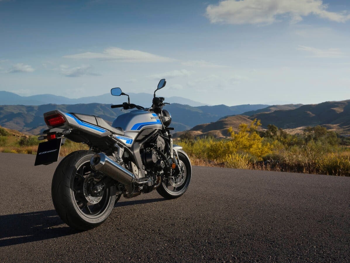 Honda CB1000F: le foto della roadster anni ’80 in versione 2026