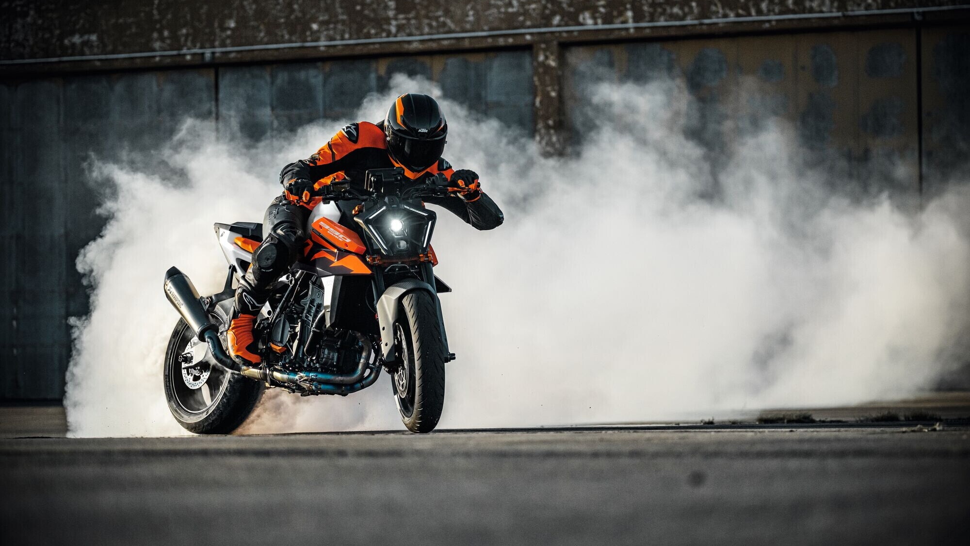 KTM 990 DUKE 2026: nuovi colori, stessa indole ribelle
