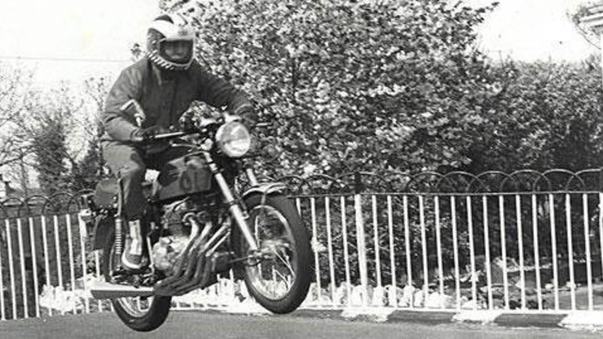 Addio ad Agostino ’o pazzo: motociclista-leggenda dei Quartieri Spagnoli