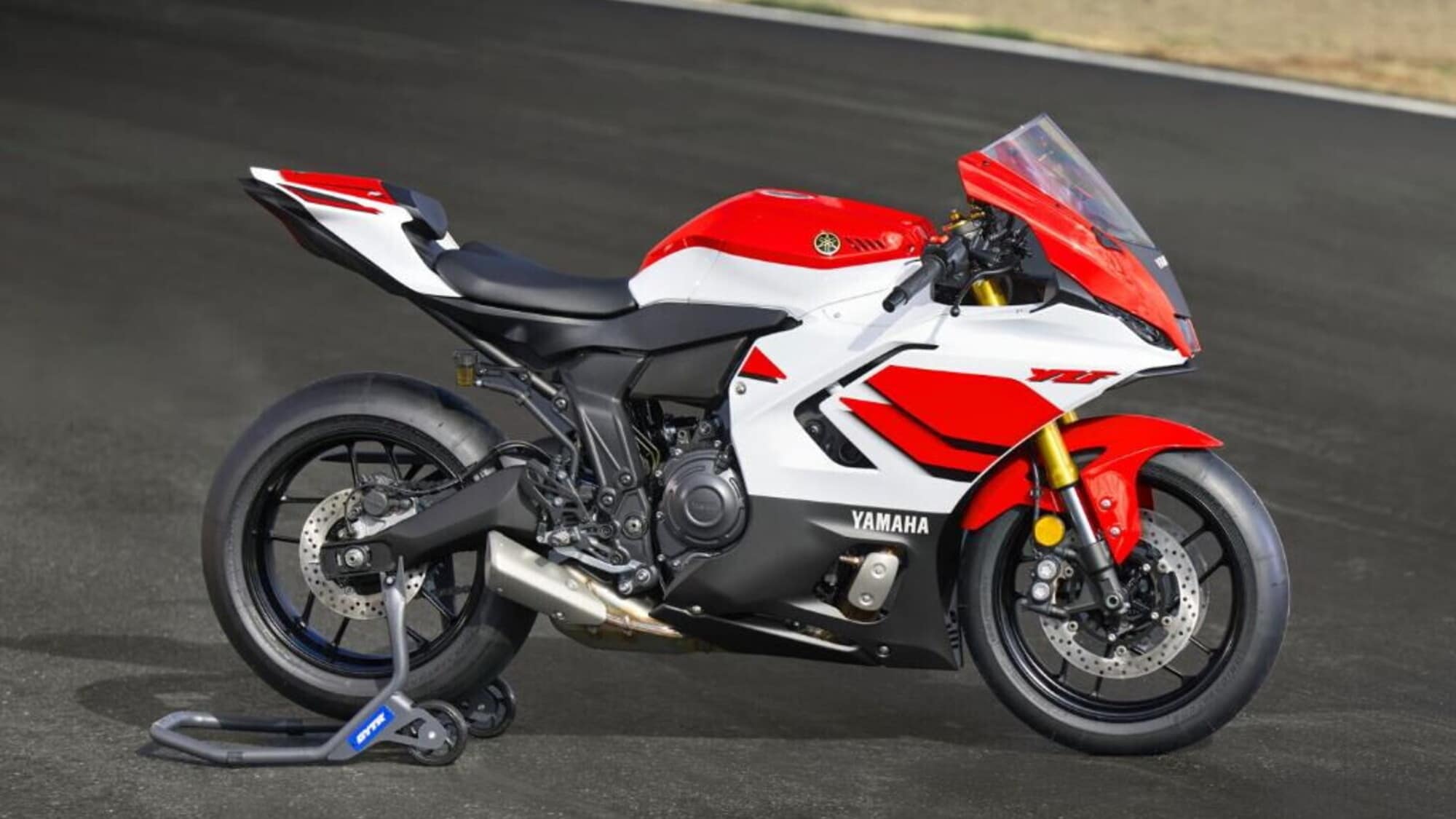 Yamaha R7 2026: ecco quanto costa (anche la 70th Anniversary)