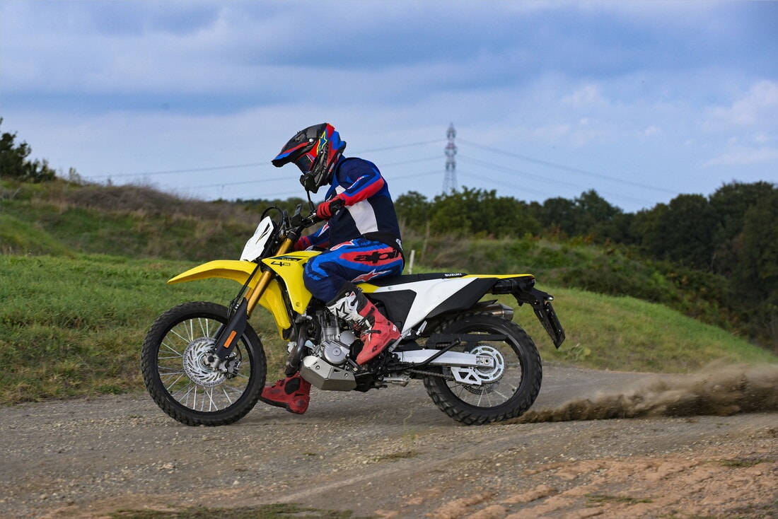 Suzuki DR-Z4S: le foto della comparativa dual