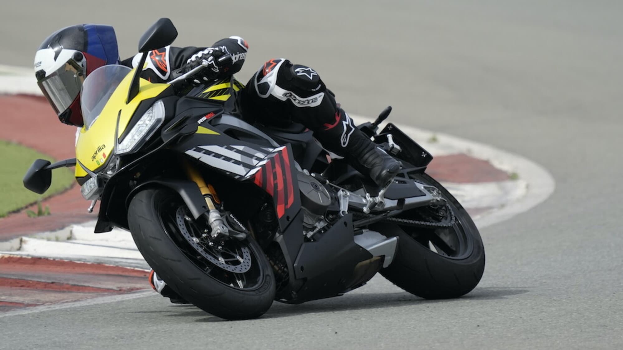 Test pneumatici Metzeler Sportec 01 e 01 RS: diversi dentro, divertenti fuori