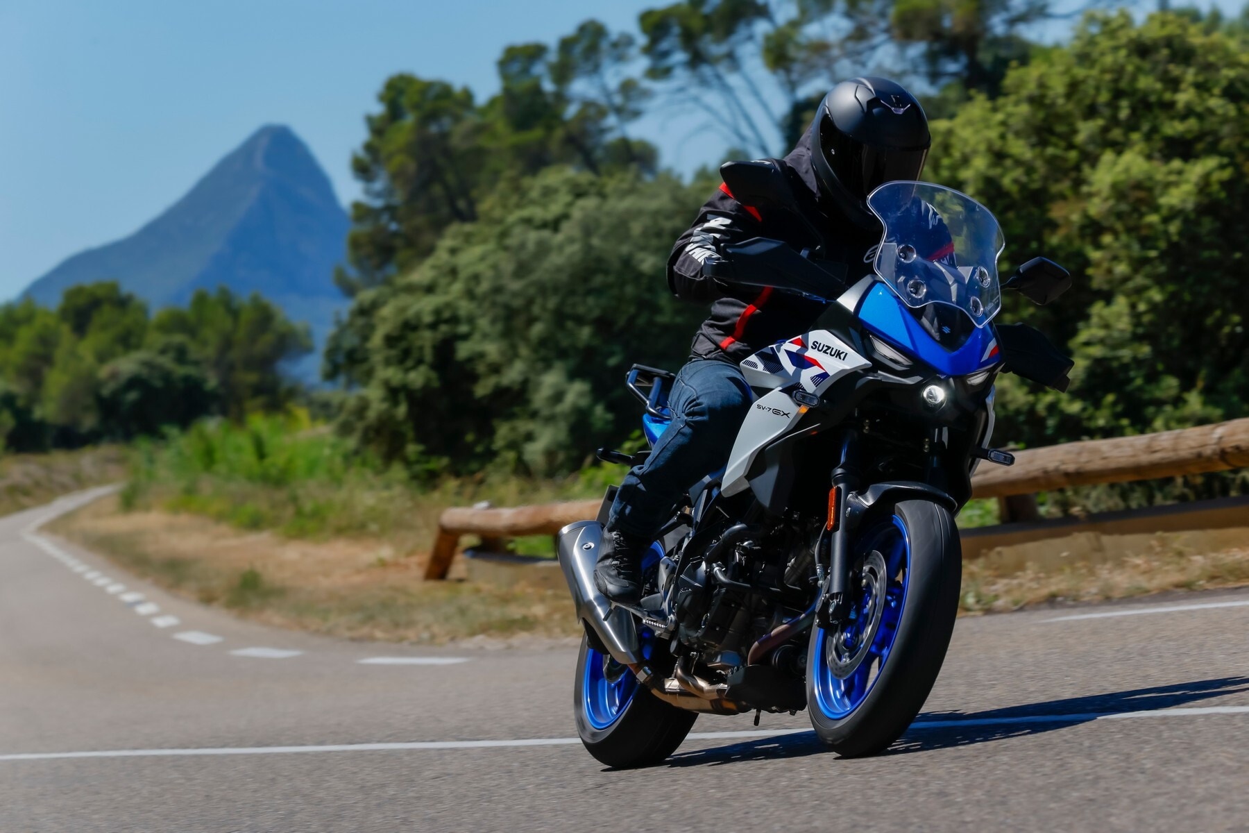 Suzuki SV-7GX: la gallery del test