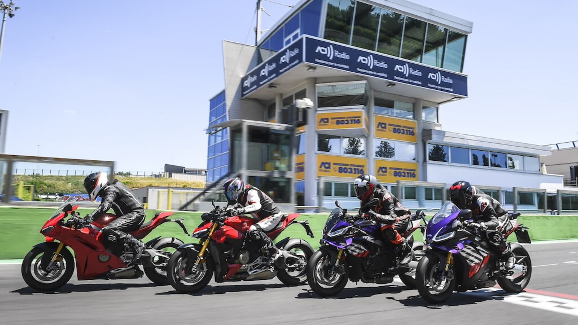 Ducati contro Aprilia, dalla strada alla pista: la sfida totale tra le V4 italiane