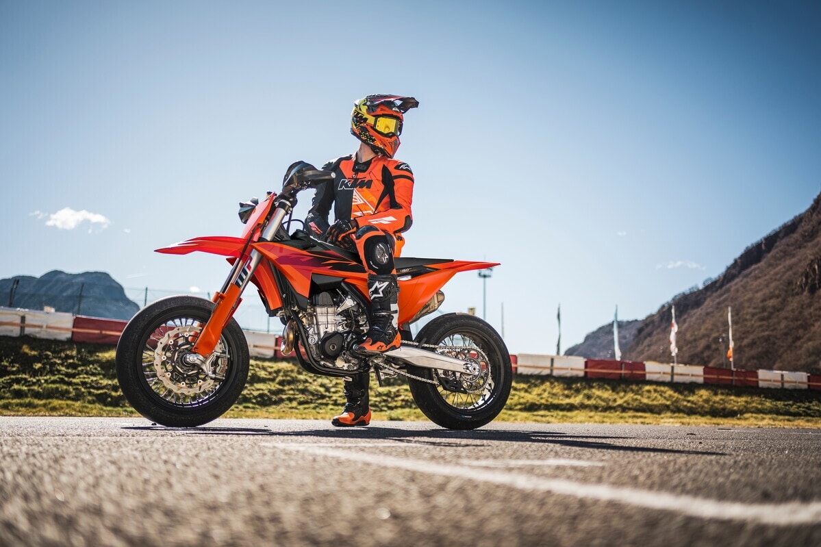 KTM 450 SMR 2027, una piccola pistaiola: le foto