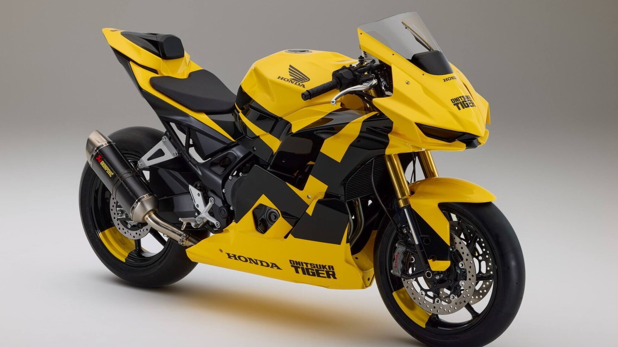 Honda sfila a Milano: in passerella il concept che veste Onitsuka Tiger