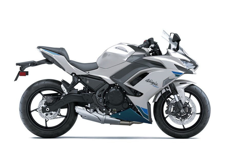Kawasaki Ninja 650 2027, più sportiva e affilata: le FOTO