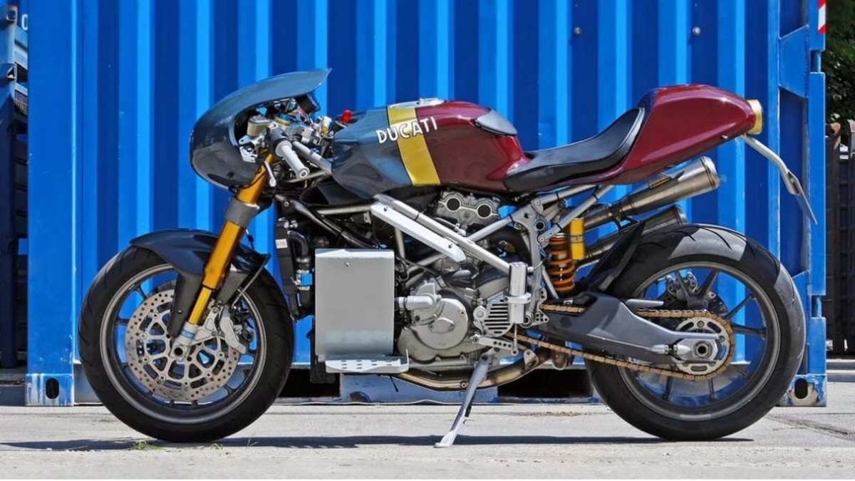 Nuova vita per una Ducati 999, diventata una Special by Moto Adonis