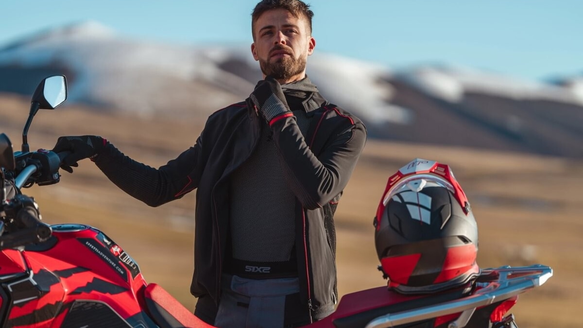  Abbigliamento Winter Tourism V3: il mototurismo secondo SIXS