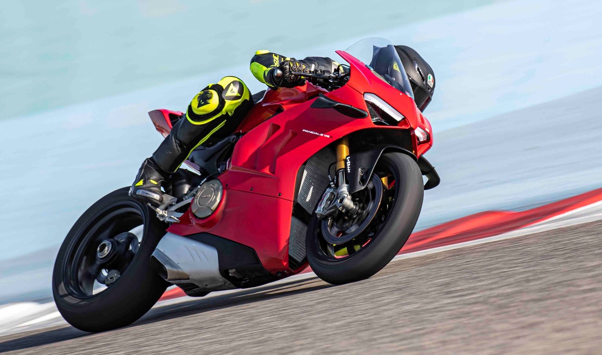 Prova Ducati Panigale V4S: “Quanto cavolo va forte?”
