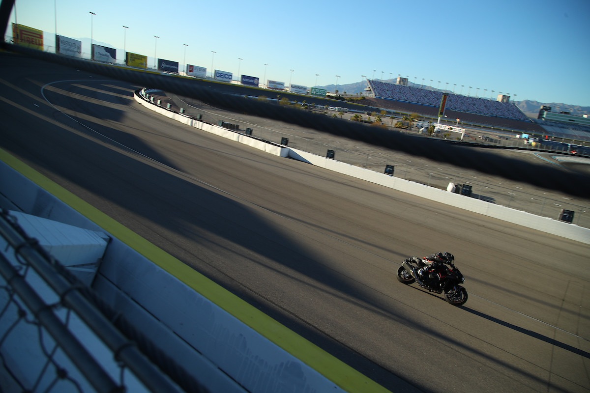 Kawasaki Z H2: che brividi sull’ovale da Nascar!